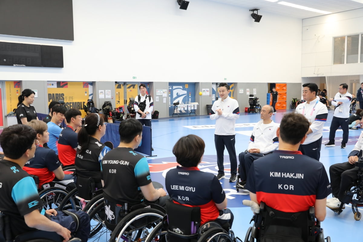 上海海港球迷打出TIFO支持武磊：你是最棒的