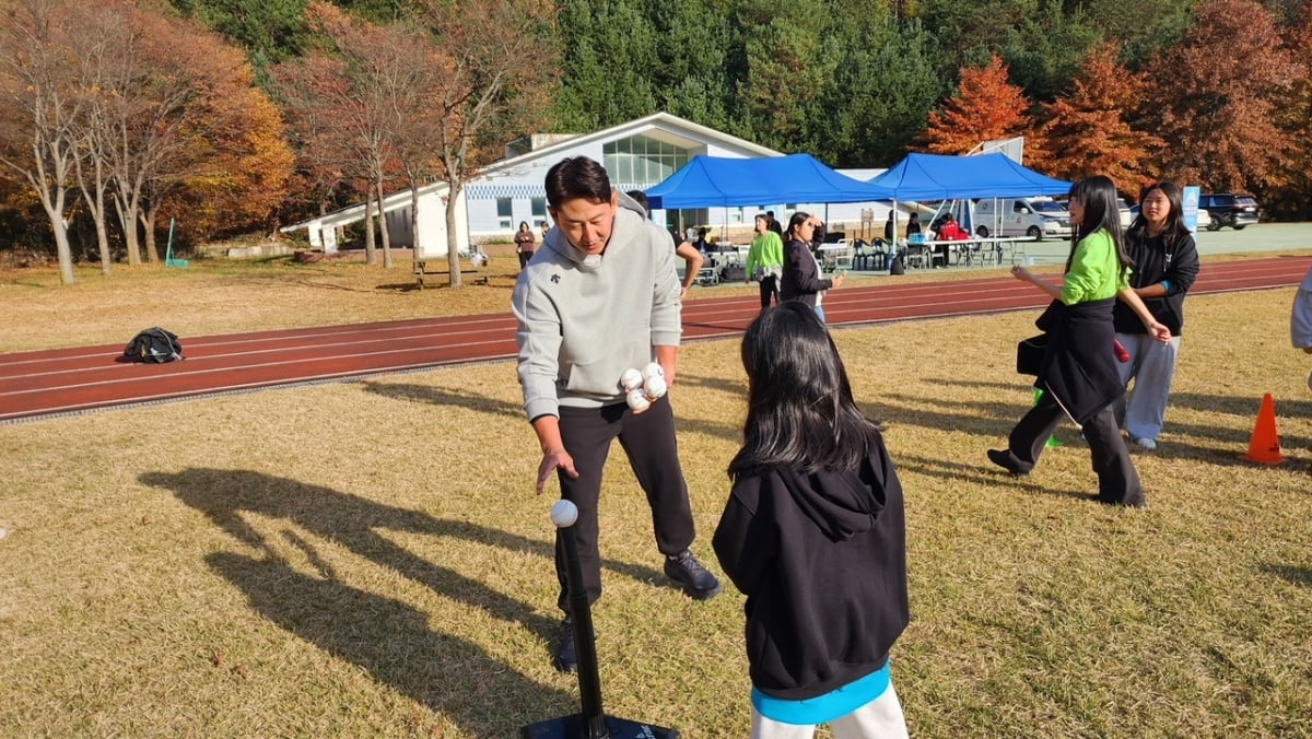 今日老鹰vs湖人：特雷·杨、詹姆斯和浓眉可以出战
